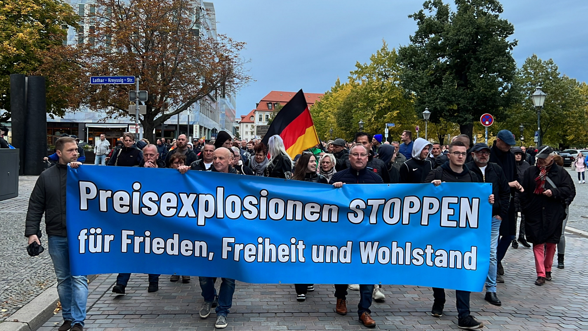 Sachsen-Anhalt, Magdeburg: Teilnehmer einer Demonstration gegen die Energiepolitik der Bundesregierung und gegen den Krieg in der Ukraine laufe durch die Innenstadt. | dpa