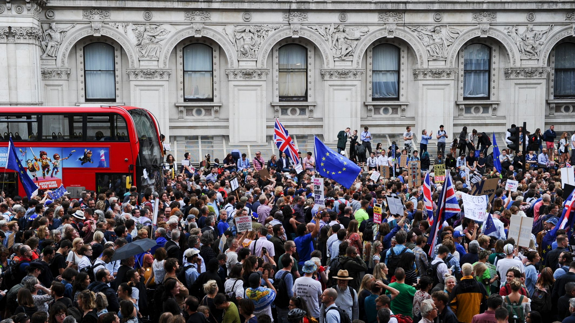 Demonstranten vor der Downing Street in London. | AFP