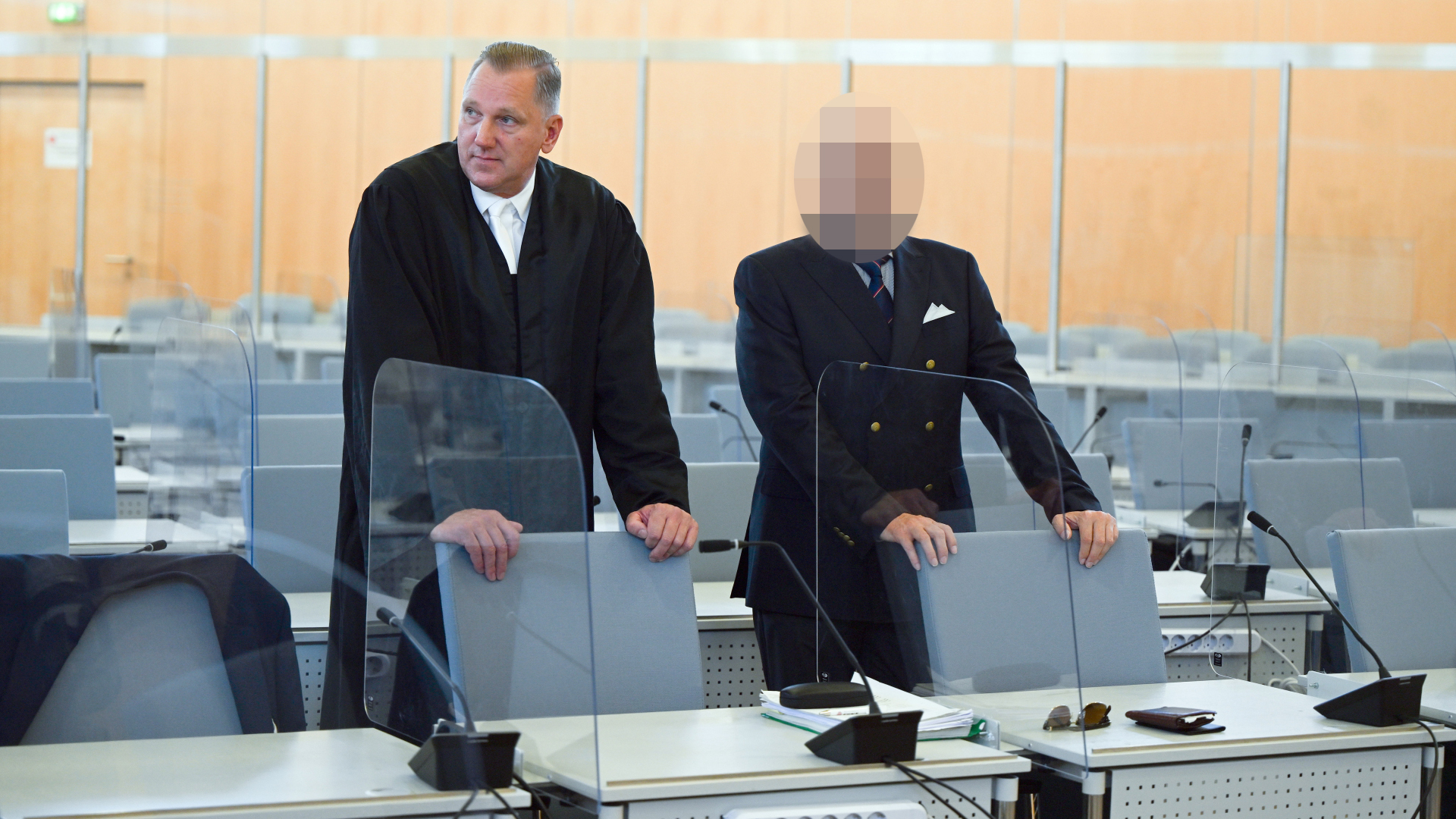 Der wegen Geheimnisverrats Angeklagte Ralph G. mit seinem Anwalt im Oberlandesgericht Düsseldorf | dpa