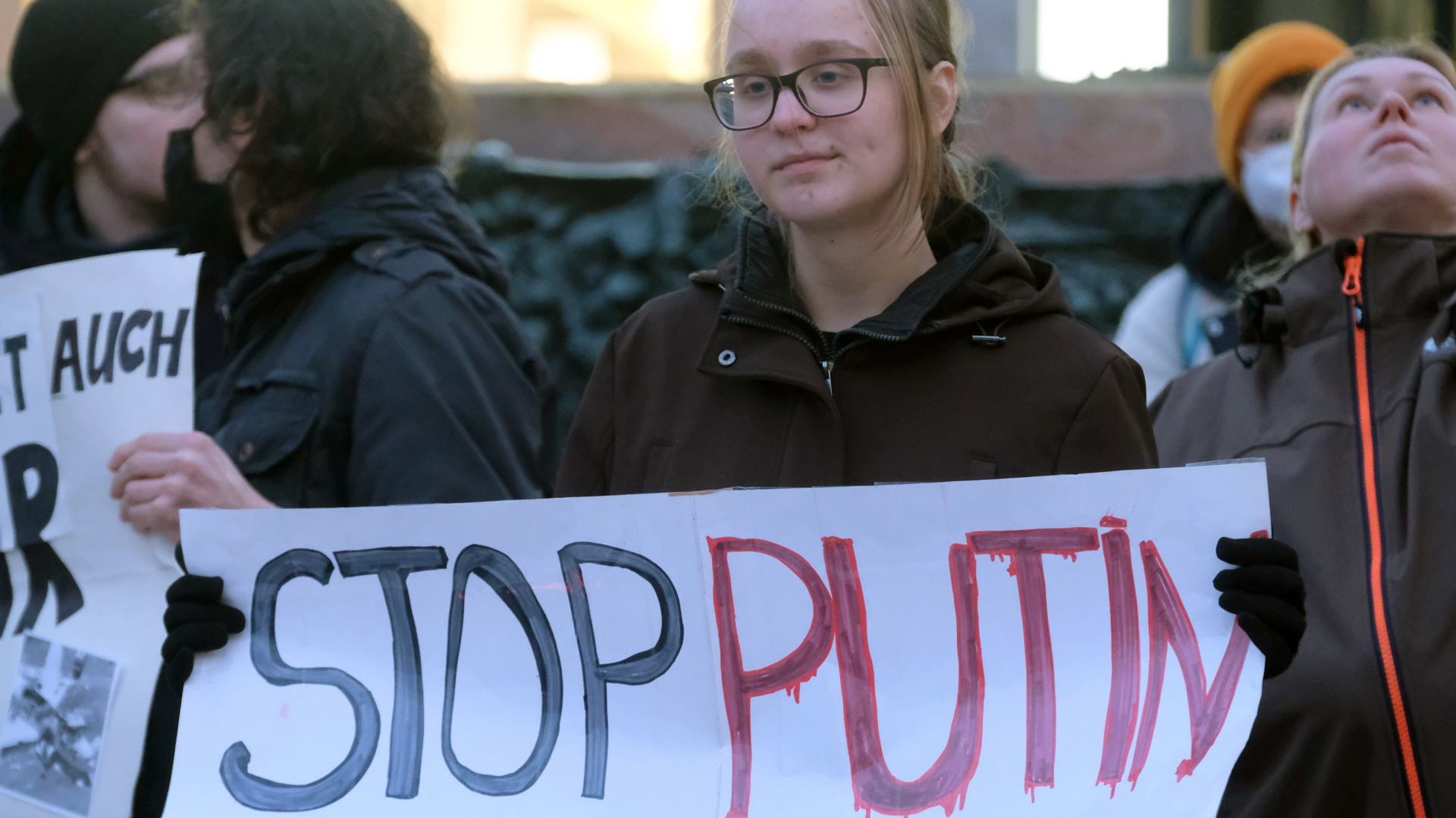  Sachsen, Leipzig: Eine Frau hält bei einer Kundgebung auf dem Marktplatz ein Schild mit der Aufschrift ·Stop Putin· | dpa