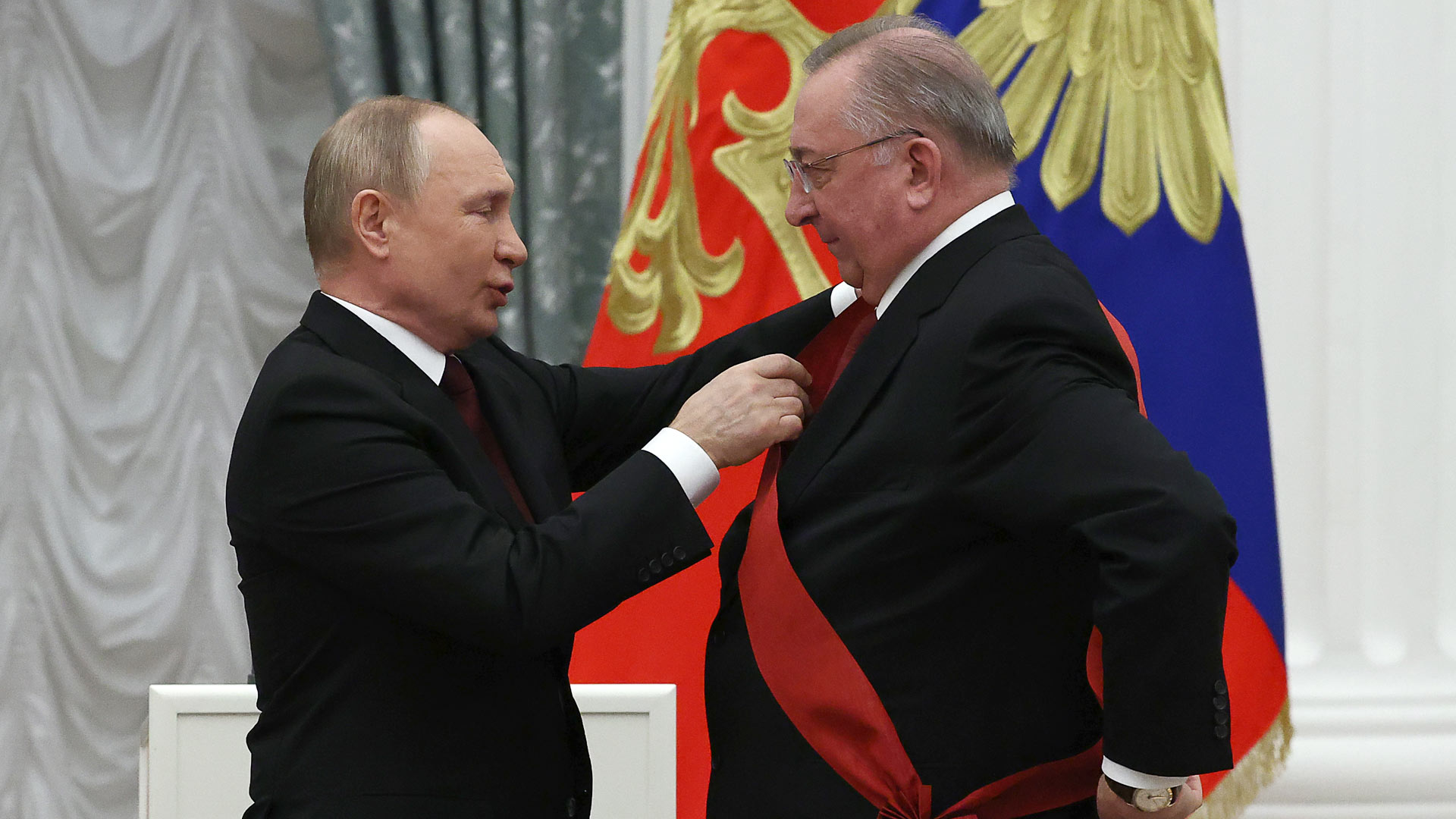Präsident Wladimir Putin verleiht Transneft-Präsident Nikolai Tokarev den Verdienstorden für das Vaterland (1. Klasse)  | picture alliance/dpa/TASS
