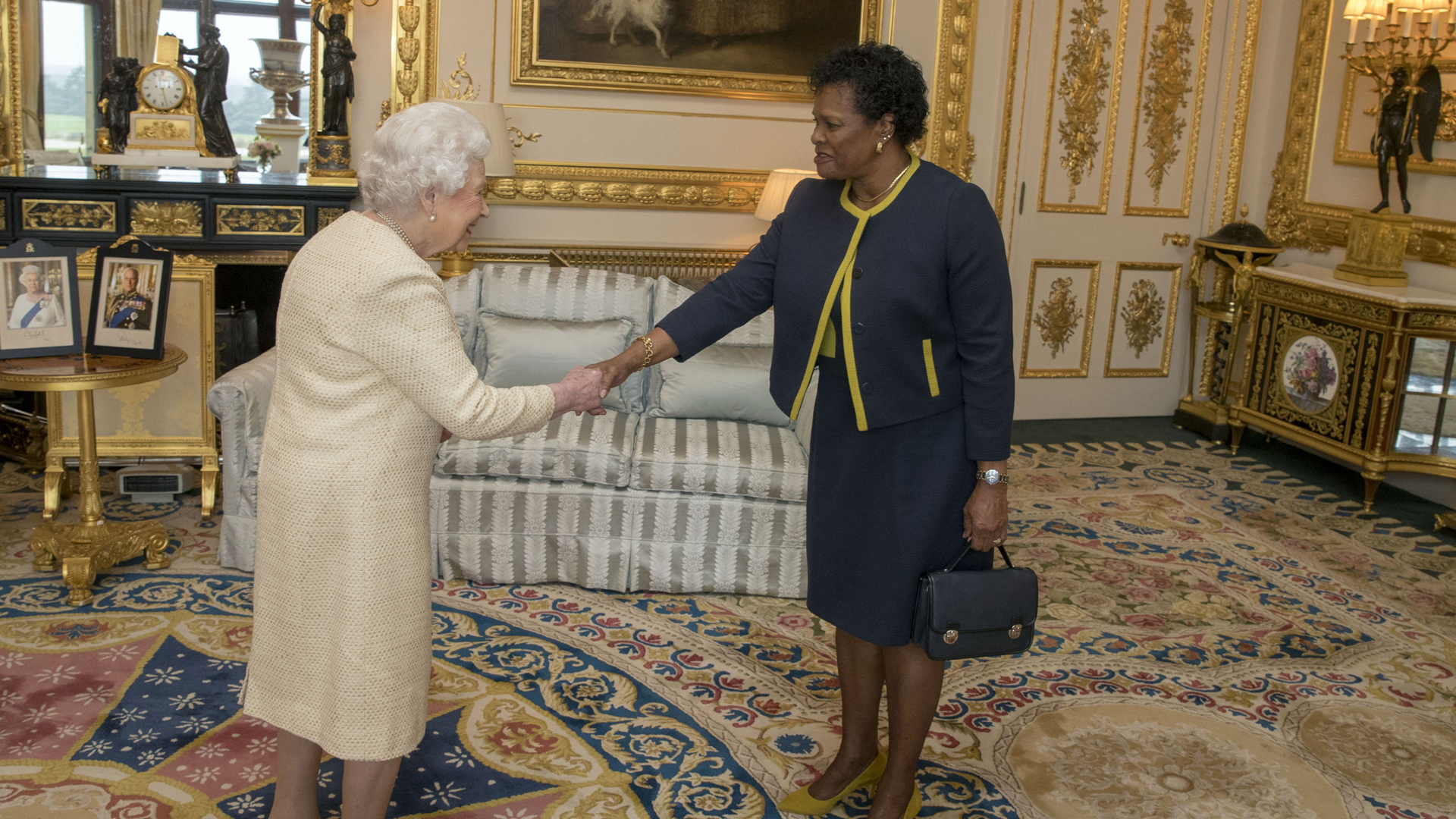 Königin Elisabeth II. gibt Sandra Mason, der ersten Präsidentin von Barbados, bei einem Empfang im Windsor Castle die Hand (Archivbild von 2018). | picture alliance / empics