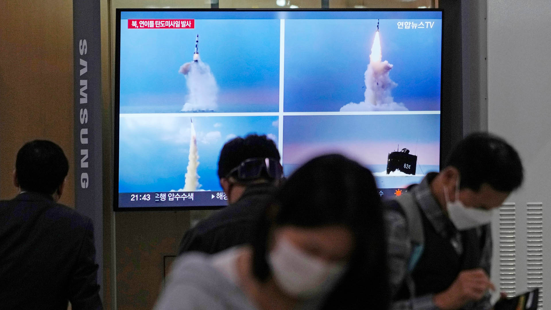Auf einem Fernsehbildschirm werden während einer Nachrichtensendung im Bahnhof von Seoul in Südkorea Bilder des nordkoreanischen Raketenstarts gezeigt. | AP