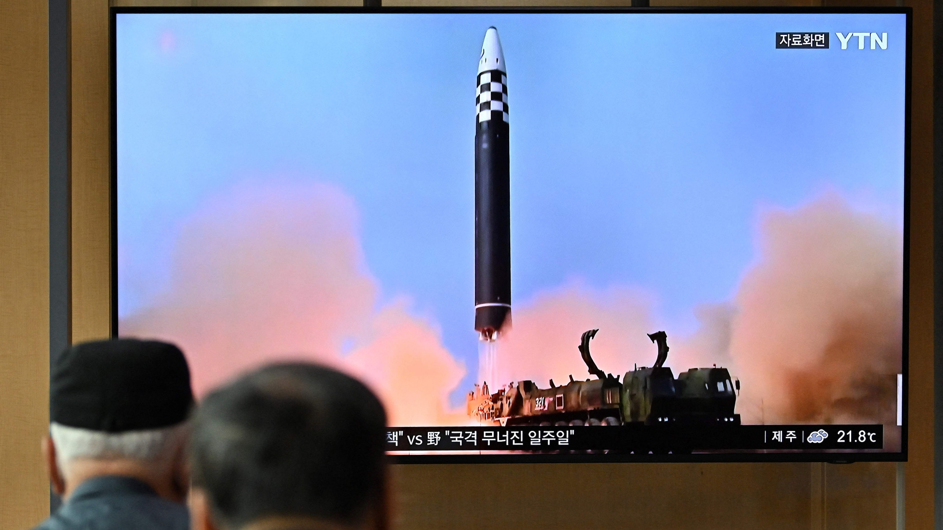Nordkoreanische Rakete ist nach dem Start auf einem Fernseher mit dem Programm des südkoreanischen Fernsehens zu sehen | AFP