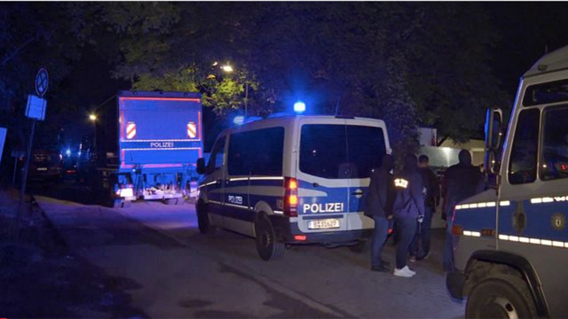 Die Polizei während einer Razzia bei den Hells Angels in Berlin.  | rbb