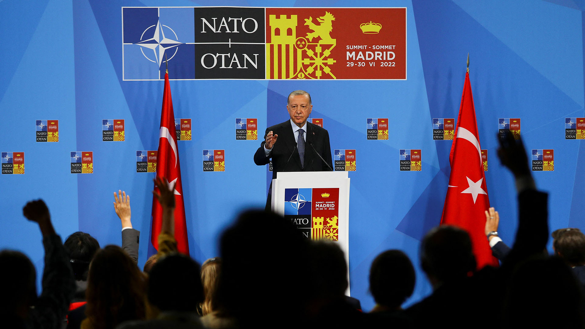 Erdogan spricht vor Journalistinnen und Journalisten beim Nato-Treffen  in Madrid. | REUTERS