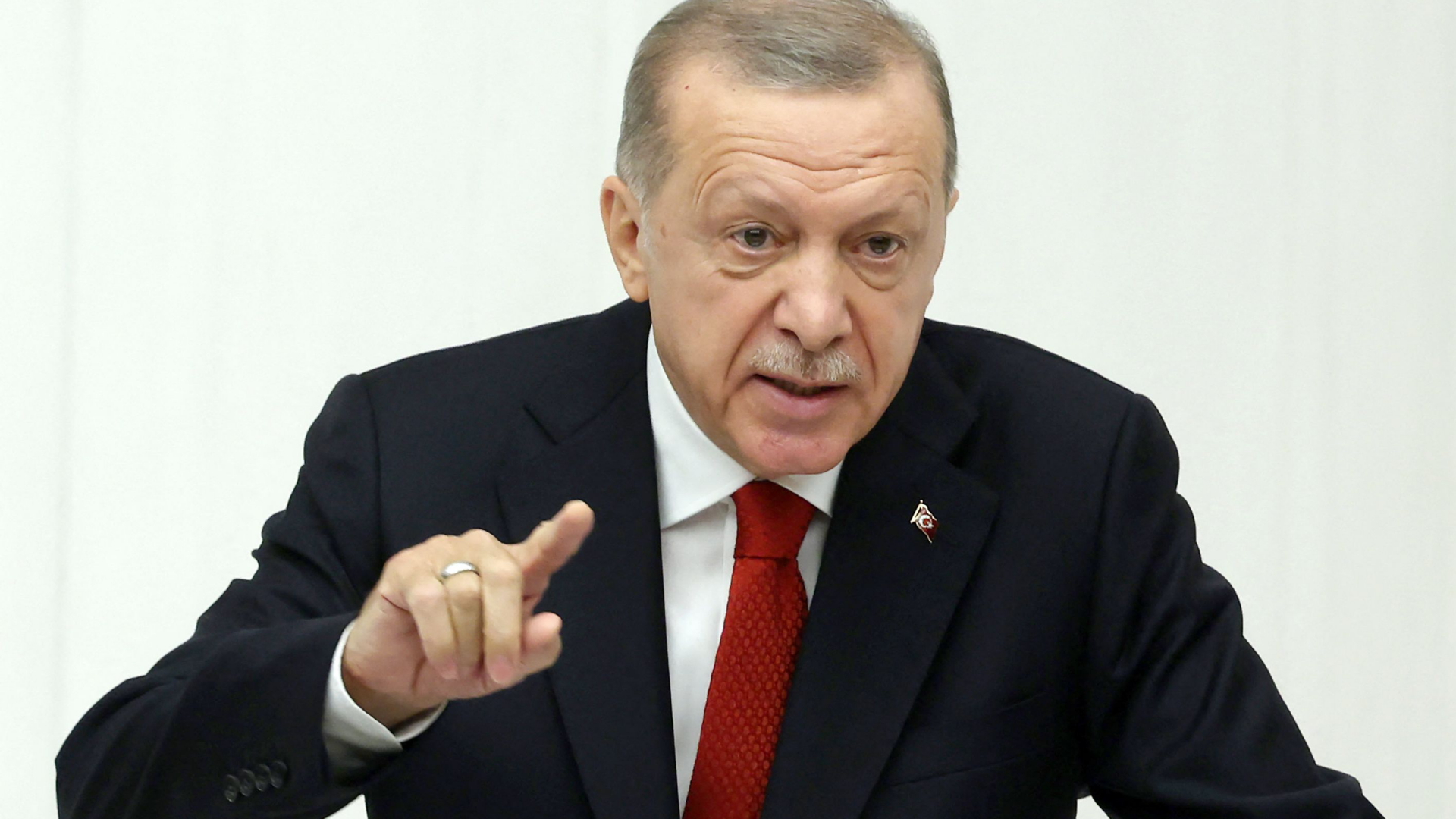 Der türkische Präsident Recep Tayyip Erdogan spricht im Parlament. | AFP