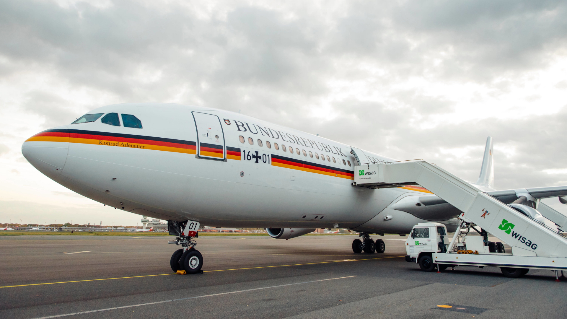 Die "Konrad Adenauer" der Flugbereitschaft auf dem militärischen Teil des Airports Berlin-Tegel | dpa