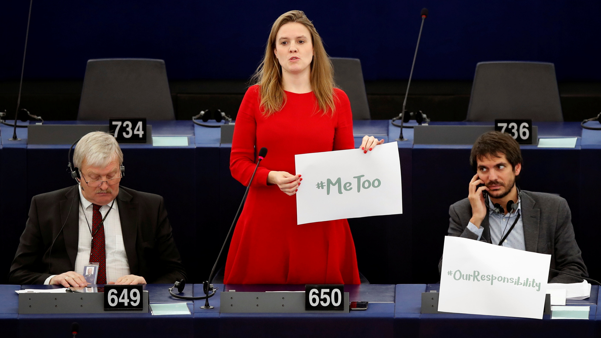 Terry Reintke hält im Europaparlament ein metoo-Plakat hoch. | REUTERS