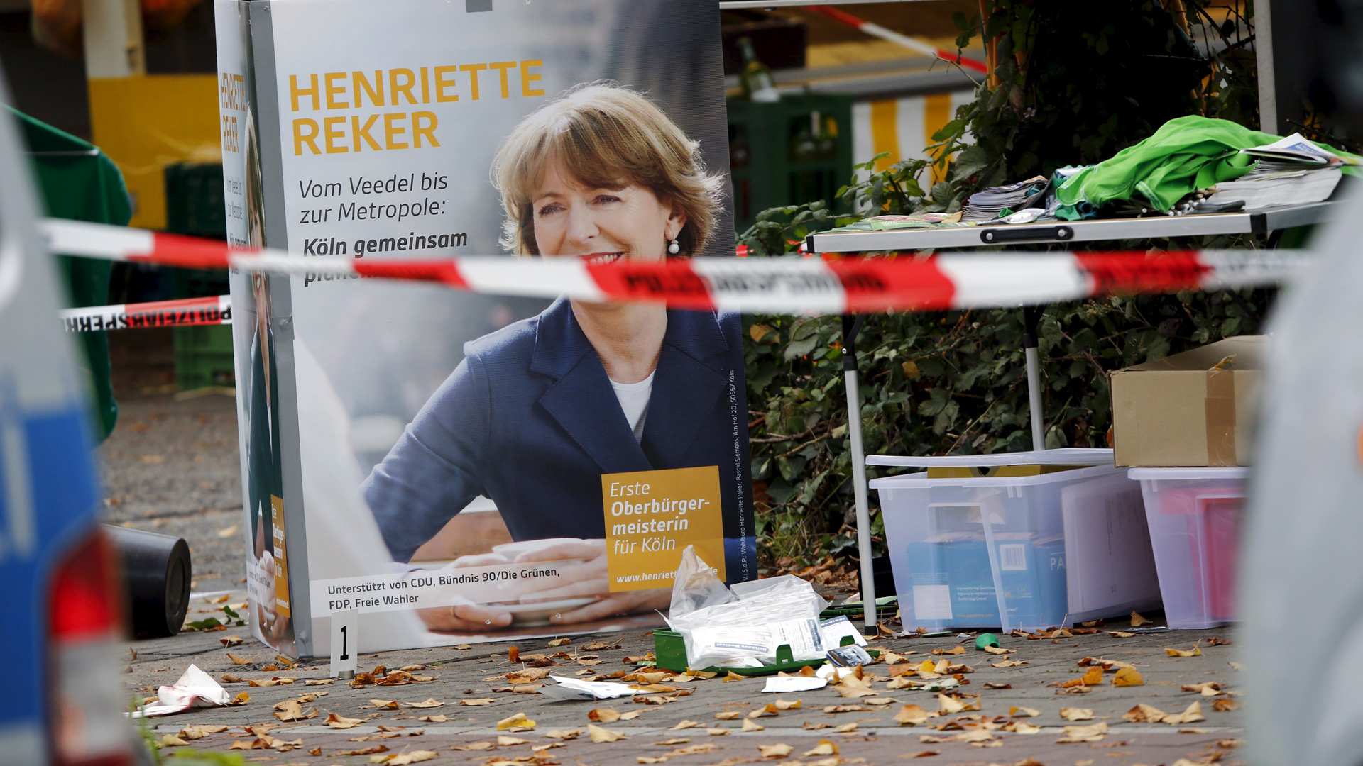 Tatort nach einer Messerattacke auf die Kölner Oberbürgermeisterkandidatin Henriette Reker | REUTERS