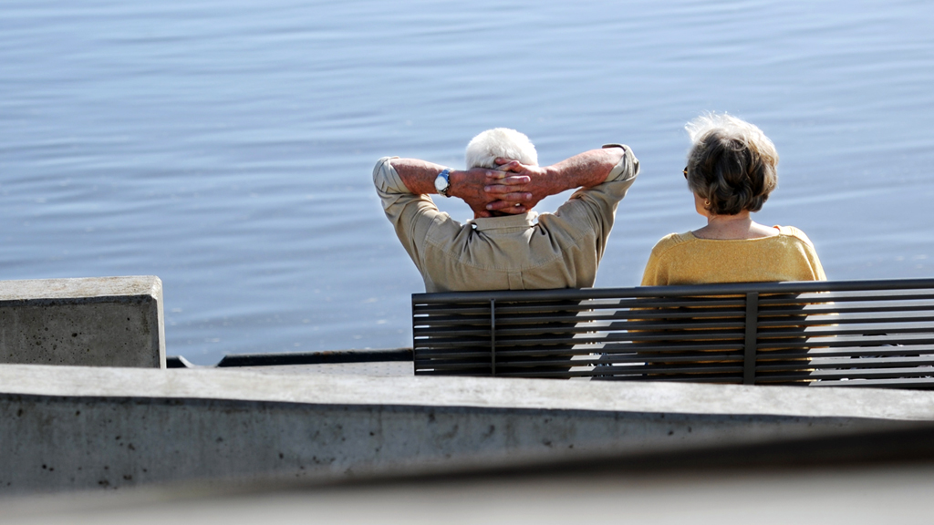Zwei ältere Menschen sitzen auf einer Bank | picture alliance / dpa