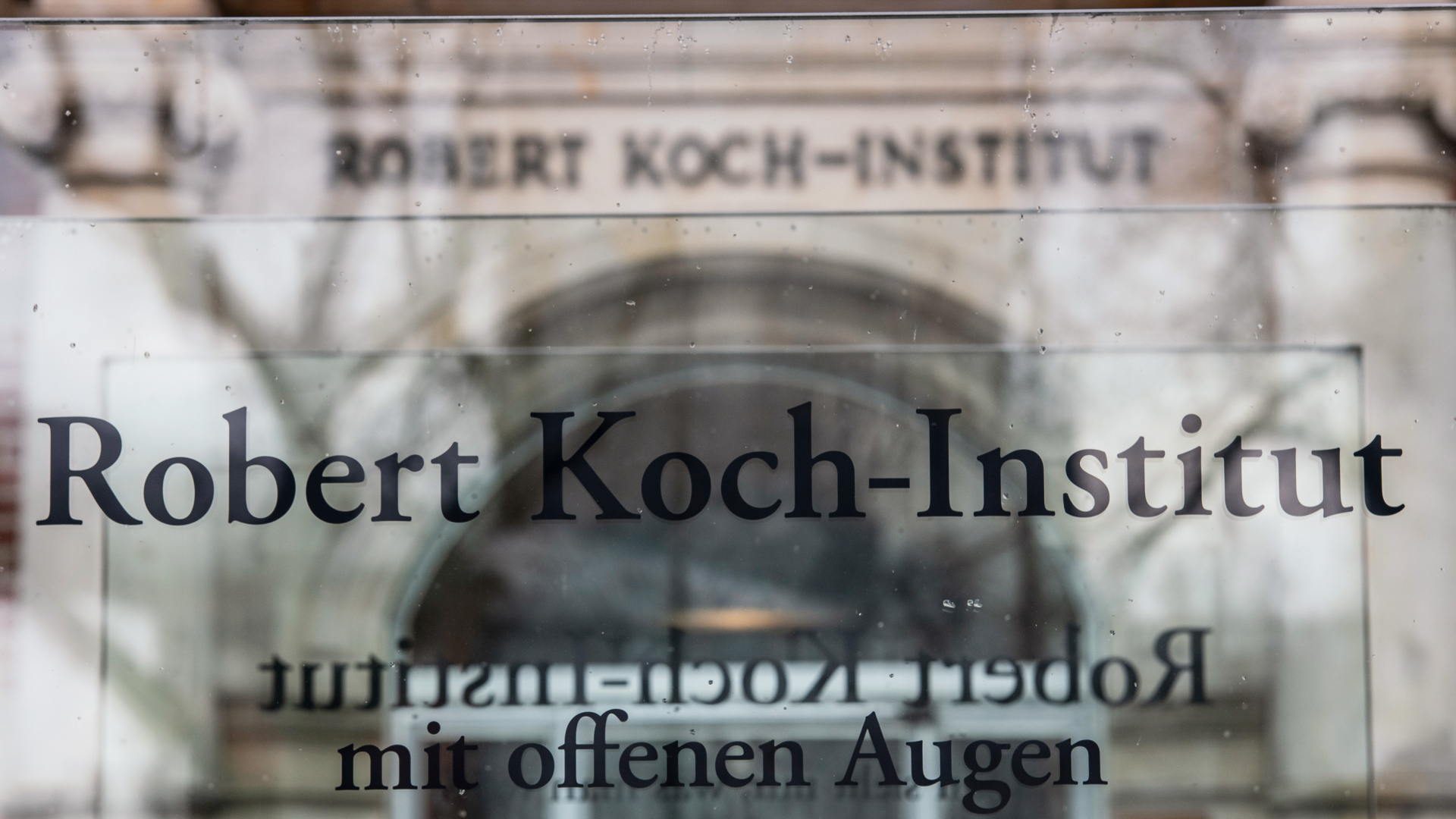 "Robert Koch-Institut" steht auf einem Schild vor dem Eingang des Instituts. | dpa