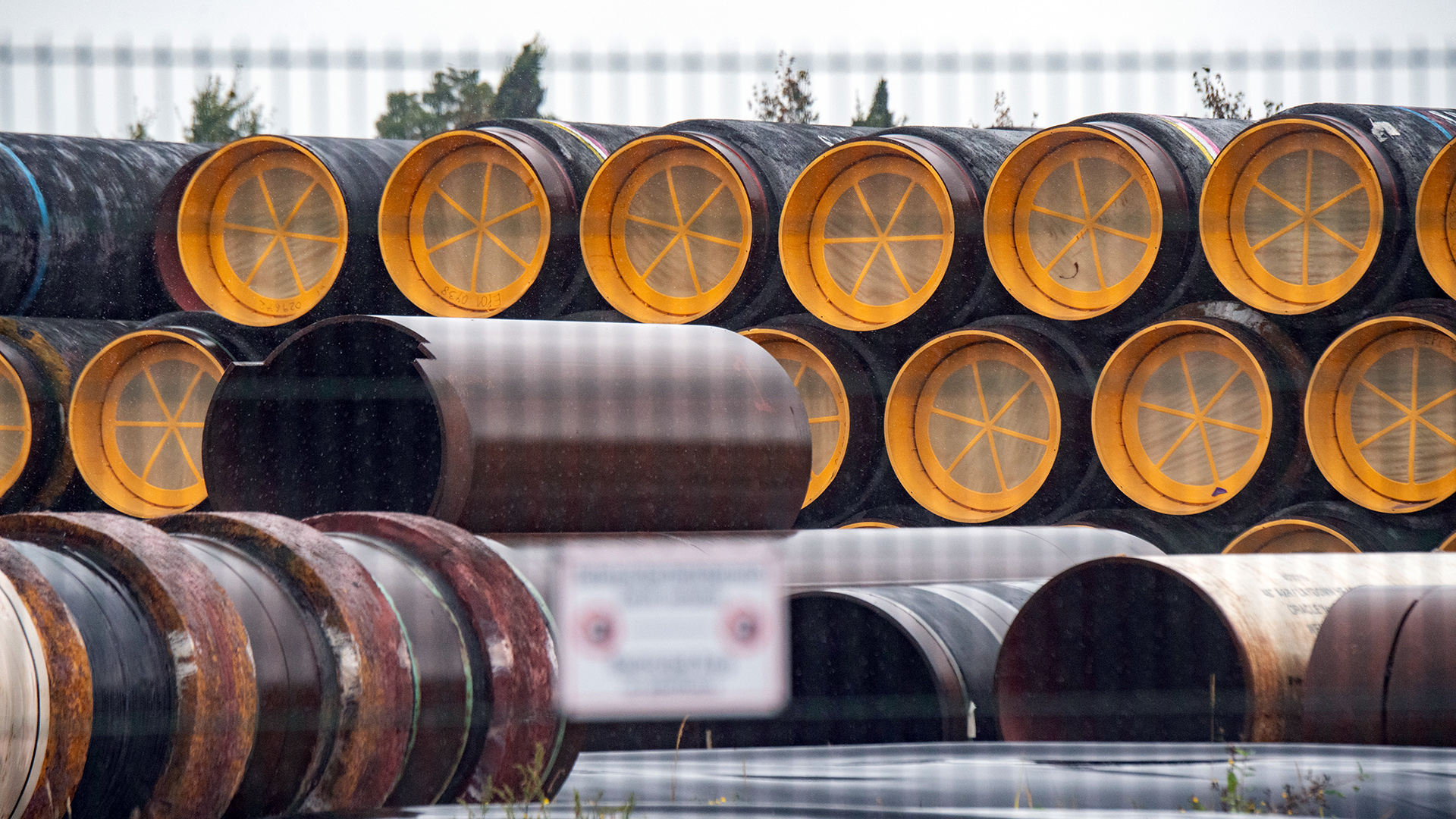 Nicht verbaute Rohre für die Ostsee-Gaspipeline Nord Stream 2 werden auf dem Gelände des Hafen Mukran gelagert. | picture alliance/dpa