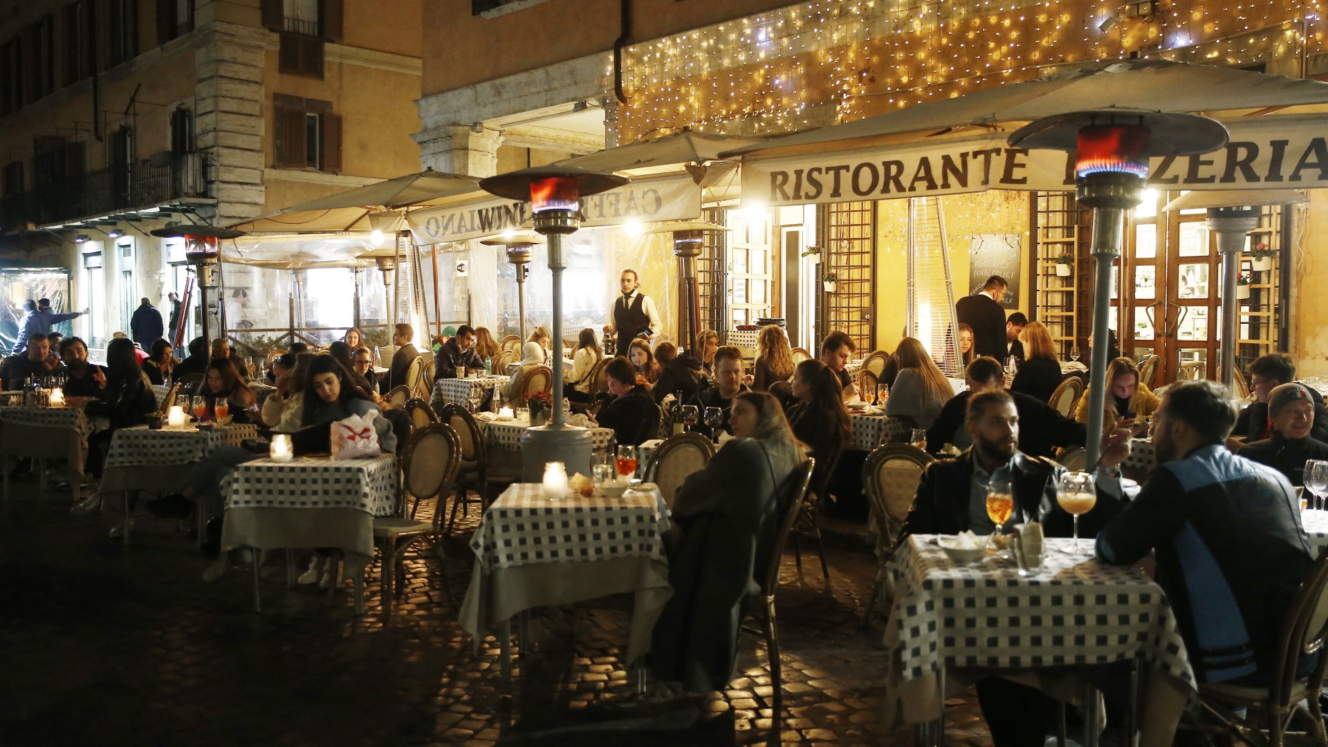 Gesellige Gäste an Außentischen in einem Restaurant in Rom | dpa