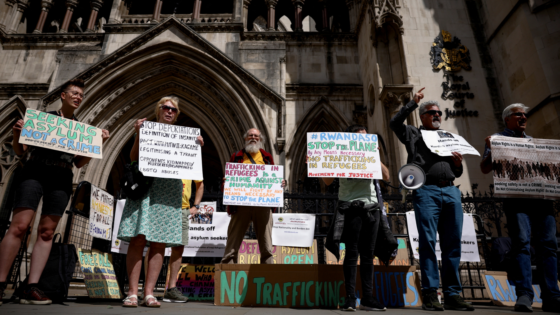 Protestierende vor dem Royal Court in London | REUTERS
