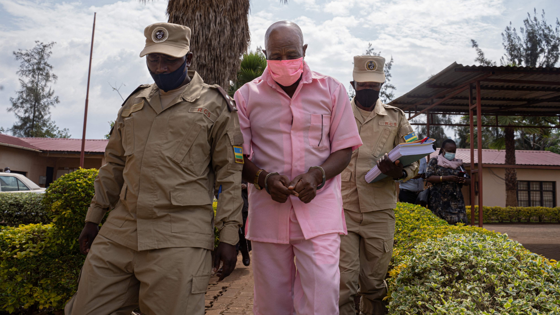 Paul Rusesabagina wird im Jahr 2020 zu einem Gerichtstermin geführt. | AFP