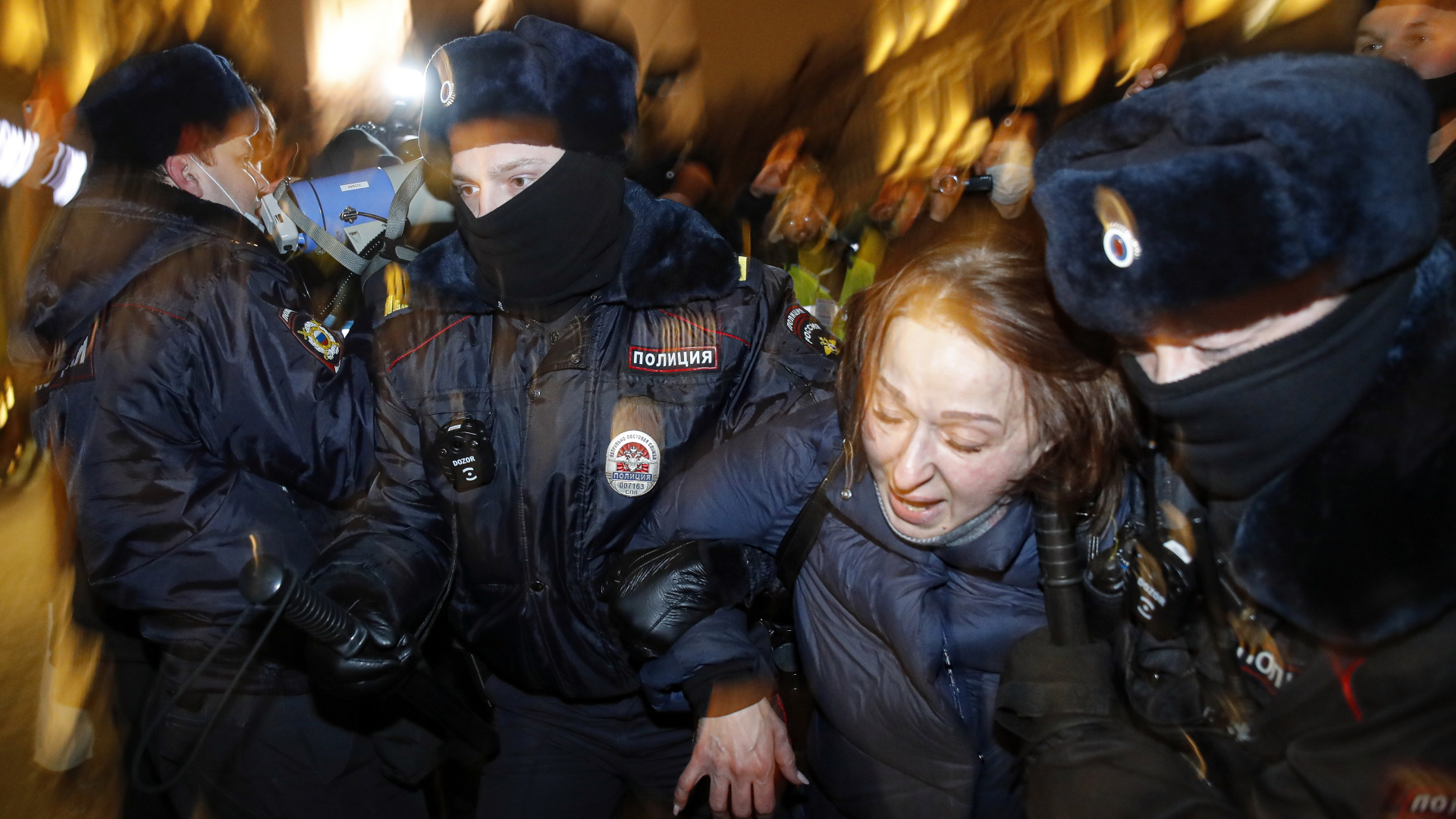 Eine Unterstützerin des Oppositionellen Nawalny wird abgeführt. | dpa