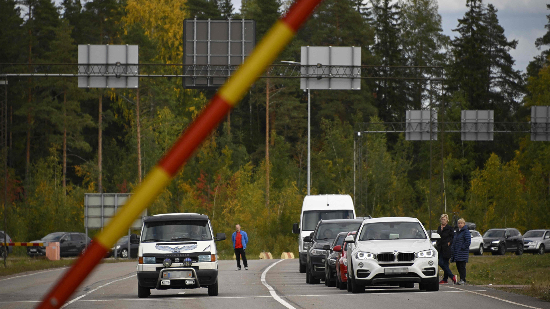 Autos stehen in der Warteschlange bei der Einreise von Russland nach Finnland. | AFP