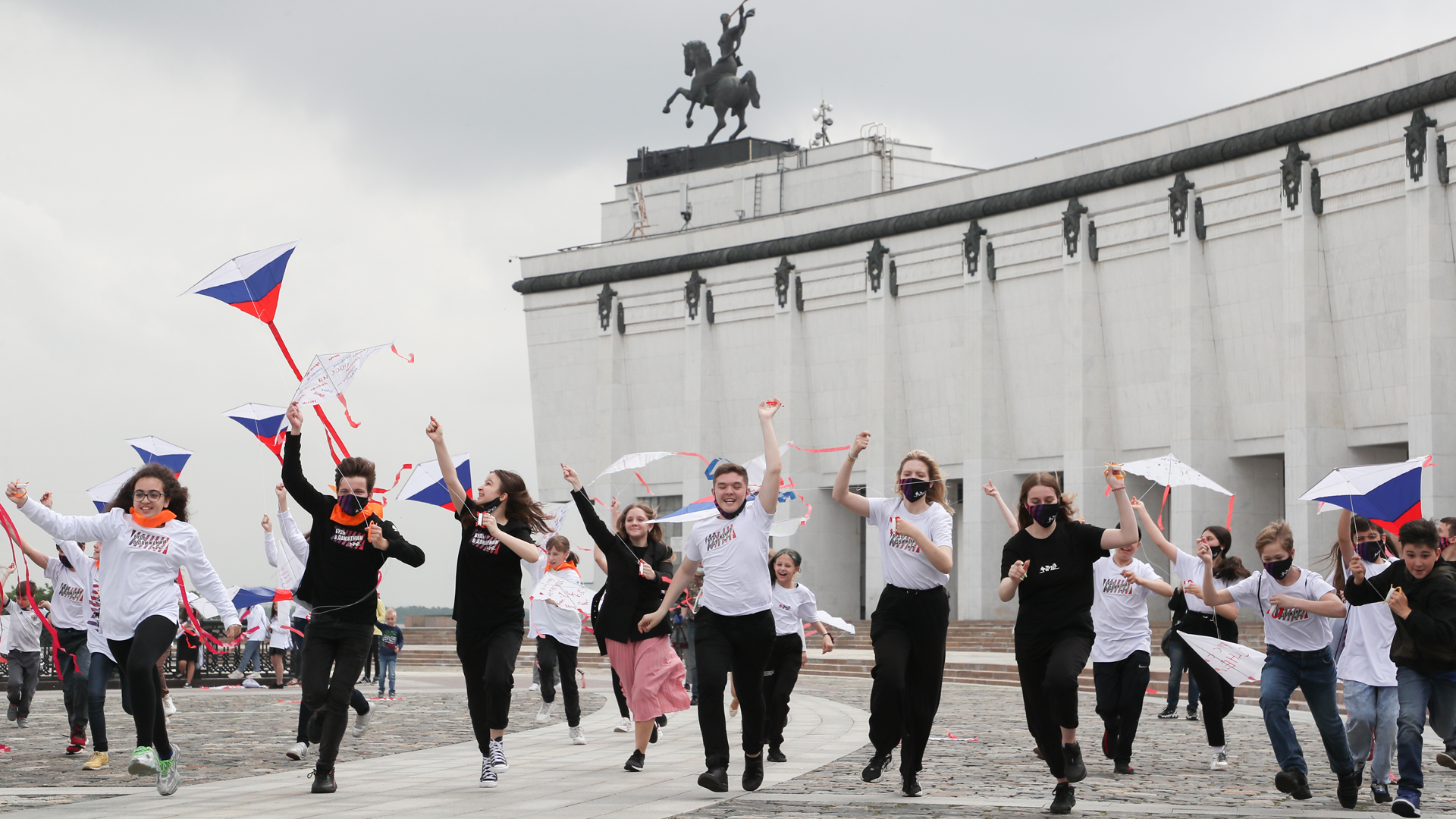 Kinder lassen im Moskauer Park des Sieges Drachen in den russischen Nationalfarben steigen. | picture alliance/dpa/TASS