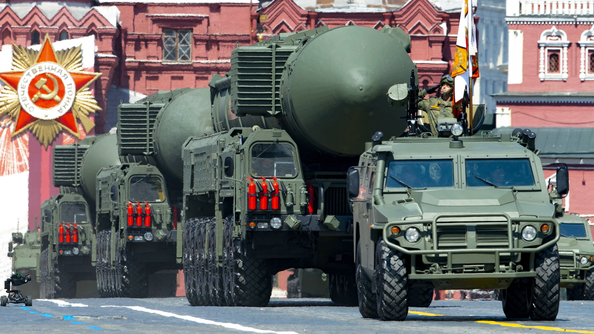 Russische Raketen vom Tyb RS-24 Jars rollen während einer Parade über den Roten Platz in Moskau. | AP