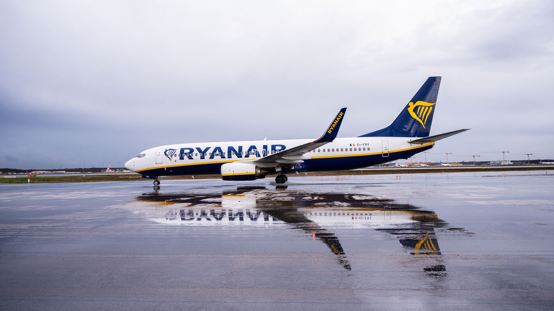 Eine Ryanair-Maschine fährt über das Rollfeld auf dem Flughafen Frankfurt  | picture alliance/dpa