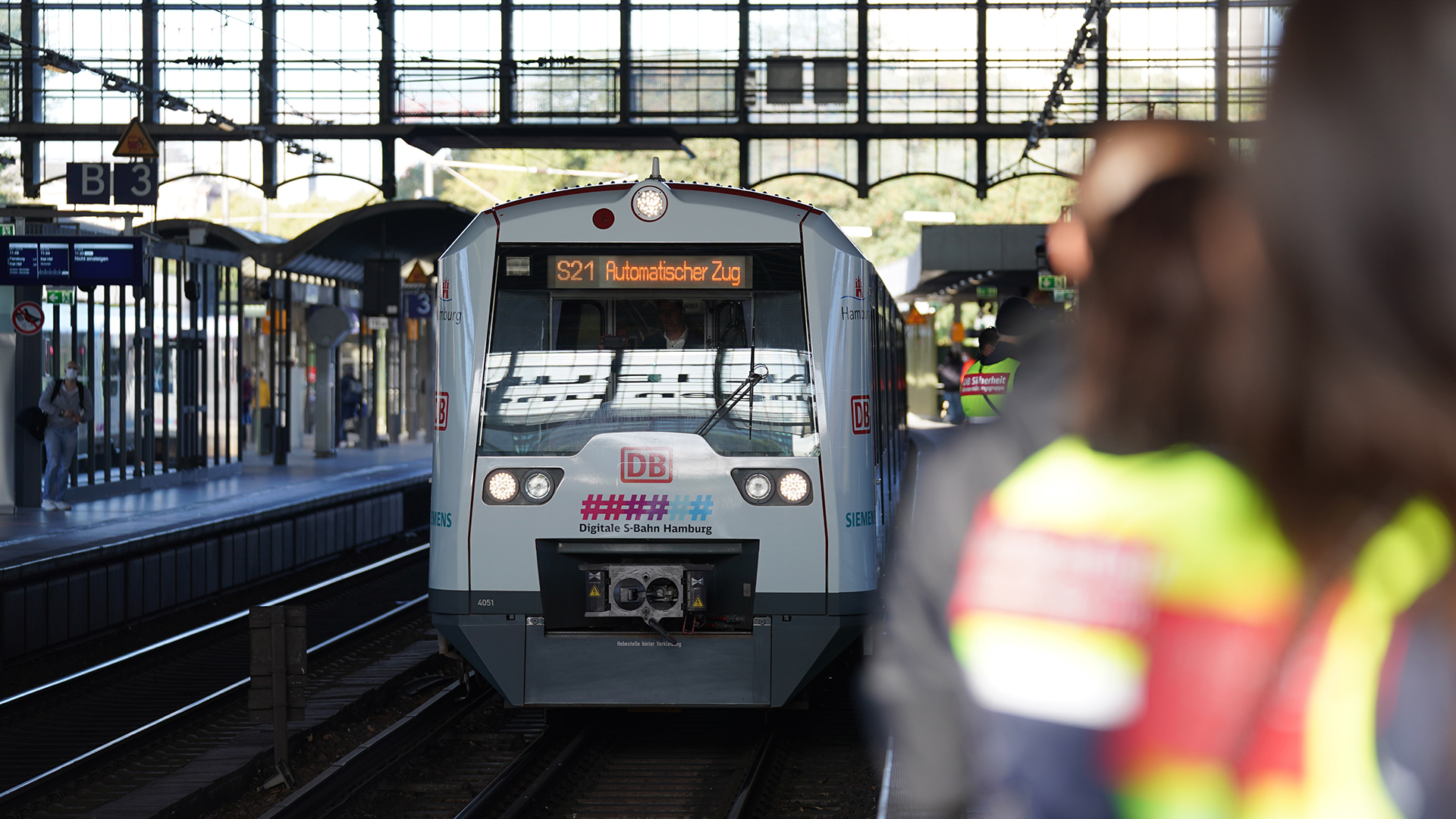 Die S-Bahn S21 fährt zur Premierenfahrt der digitalen, automatisch fahrenden S-Bahn Hamburg in den Bahnhof Dammtor ein. | dpa