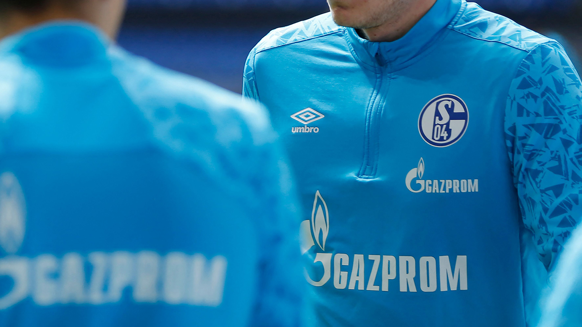 Schalke-Spieler tragen Trikots mit dem Gazprom-Schriftzug  | AFP