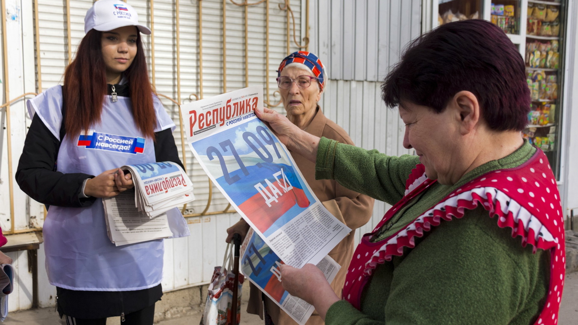 Wahlhelfer verteilen Informationsmaterial zu den "Referenden" in der Ostukraine | AP