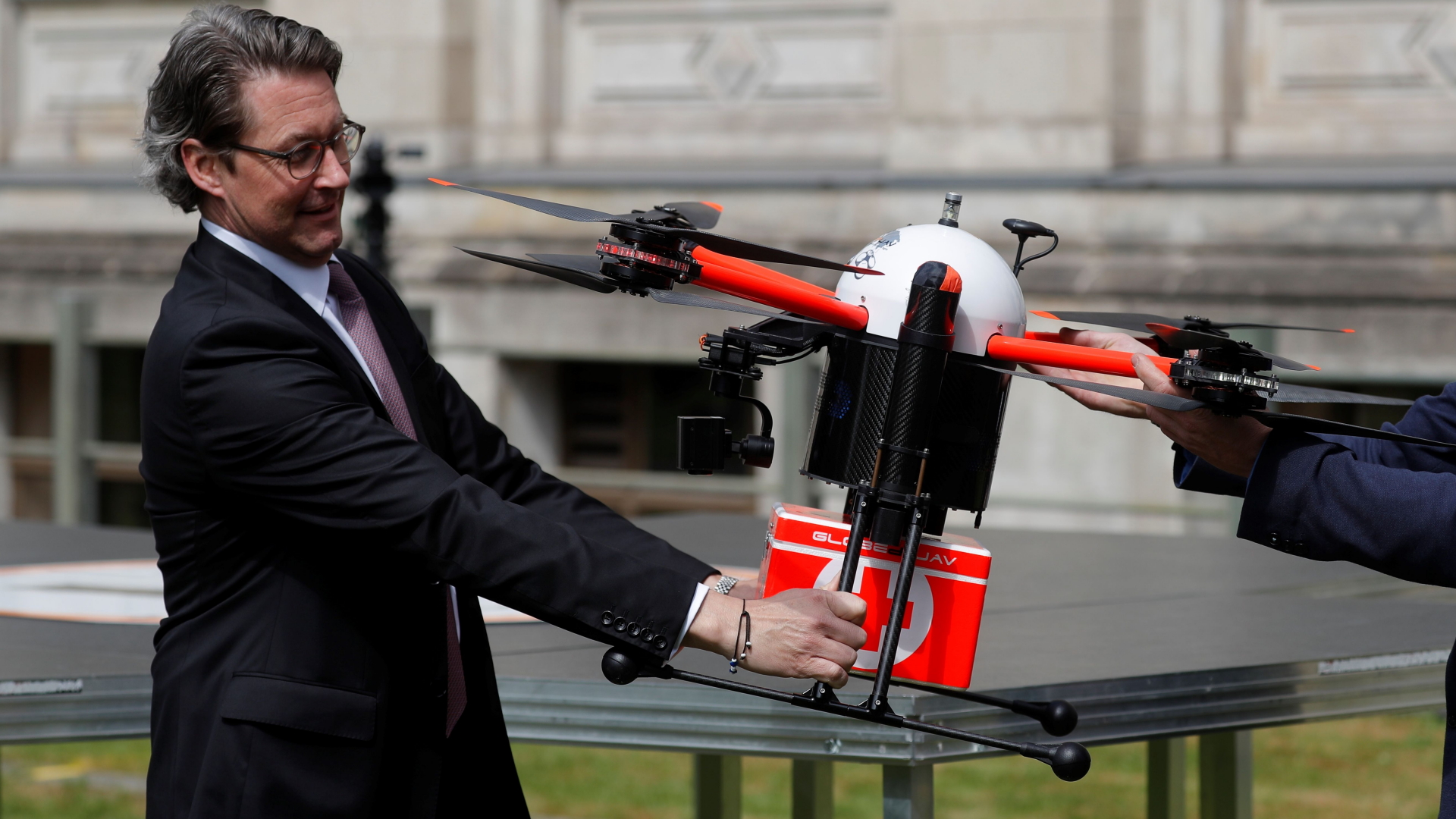 Verkehrsminister Scheuer trägt eine Drohne | AFP