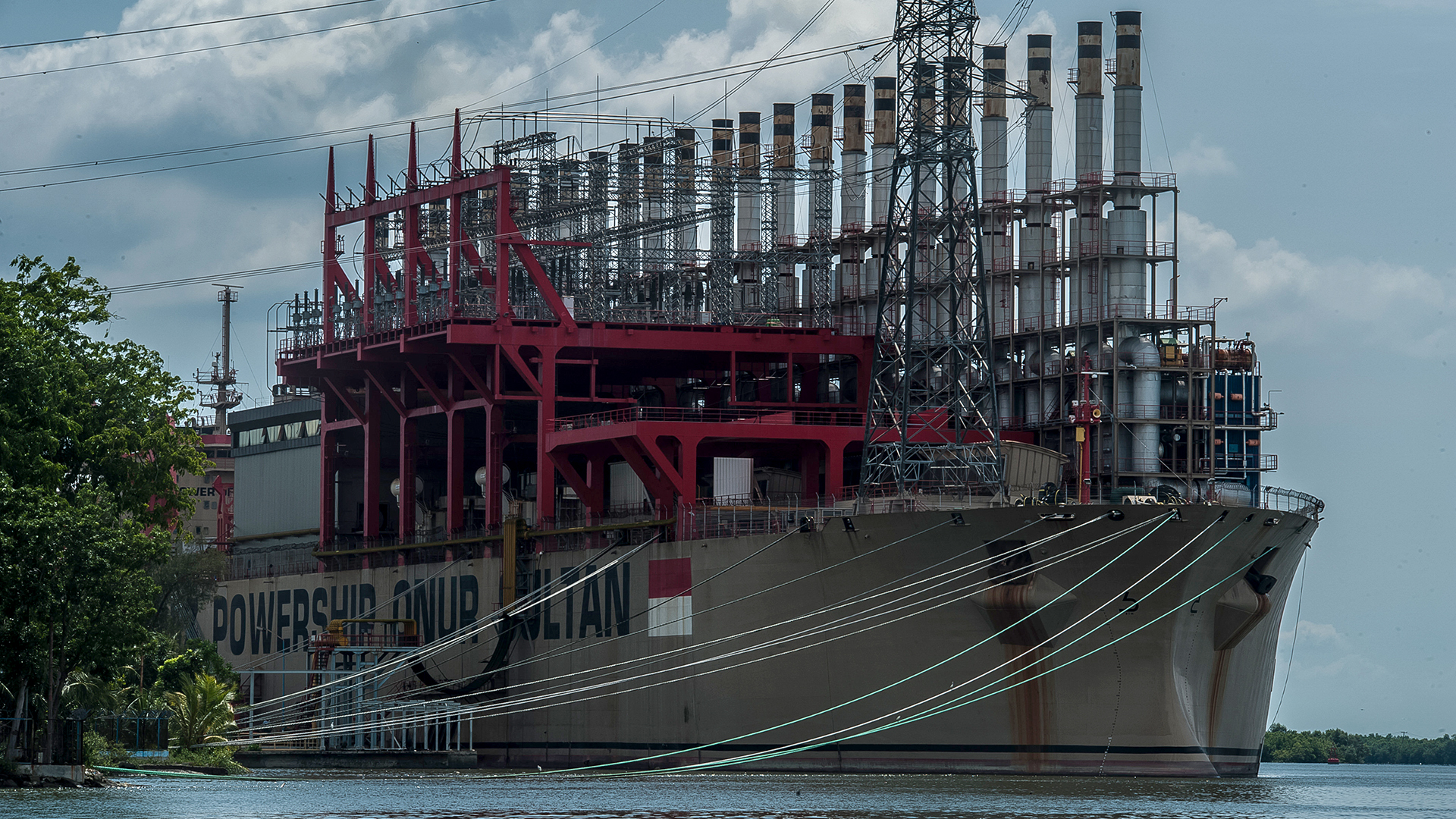 Das Schiffskraftwerk "Powership Onur Sultan" | picture alliance / NurPhoto