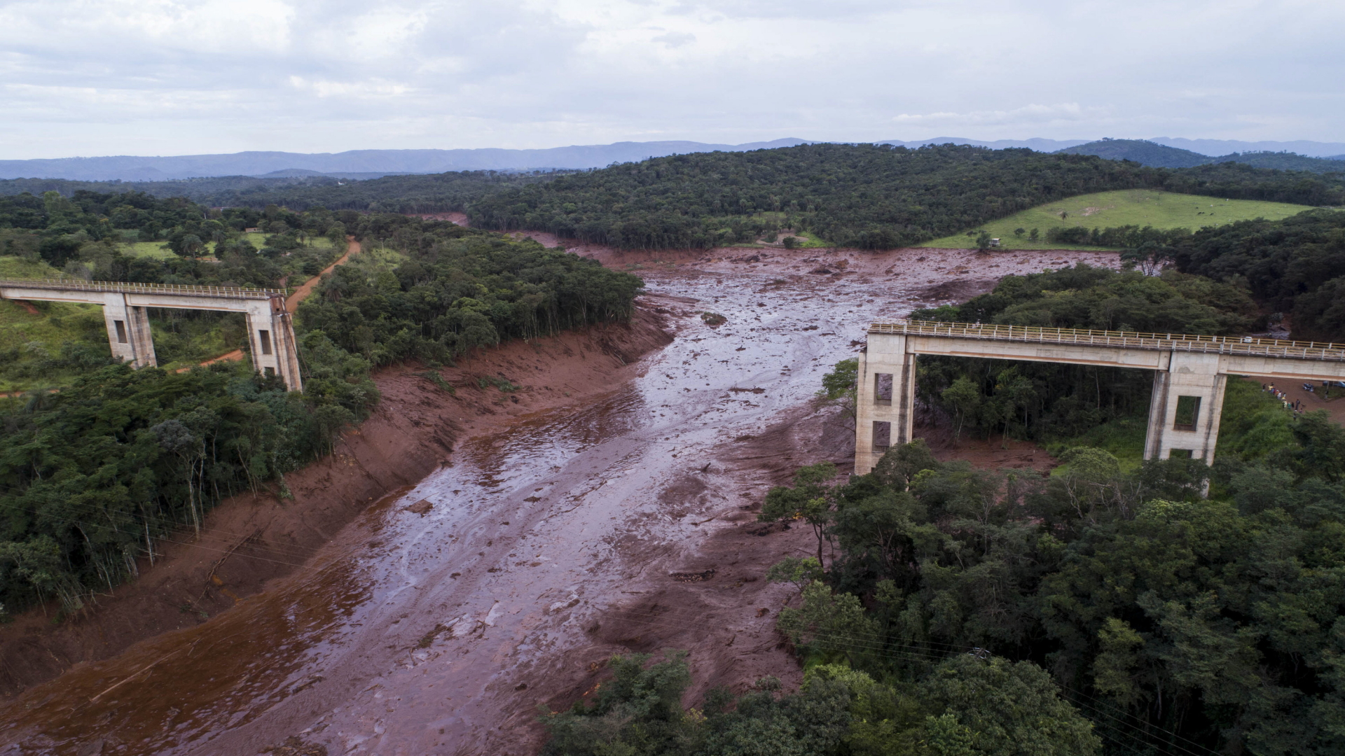 Eine Aufnahme aus der Luft zeigt das Ausmaß der Zerstörung am Damm des Rückhaltebeckens, der in Brumadinho gebrochen war. | AP