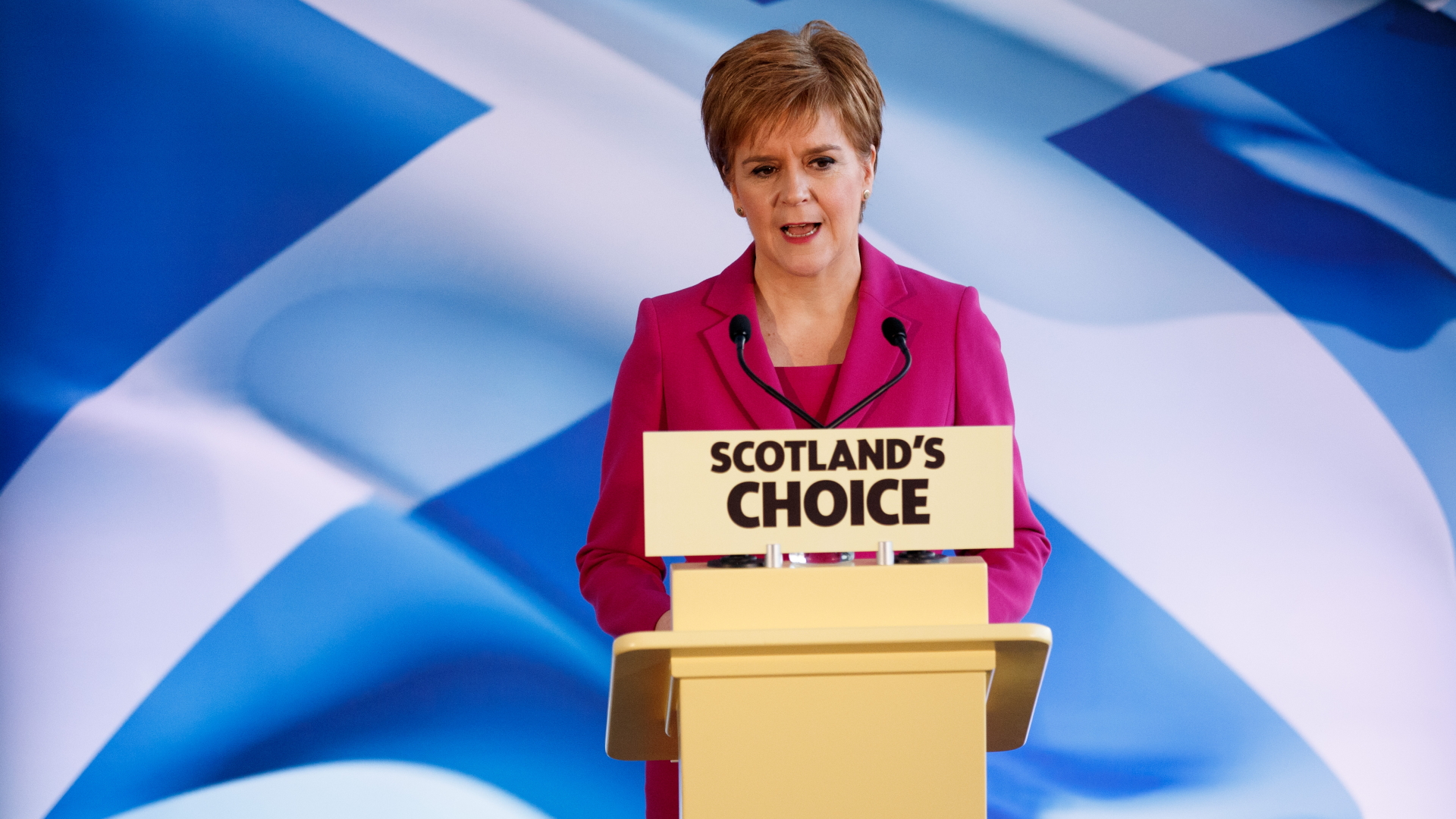 Schottlands Regierungschefin Nicola Sturgeon gibt das Bestreben eines neuen Referendums bekannt. | ROBERT PERRY/EPA-EFE/REX