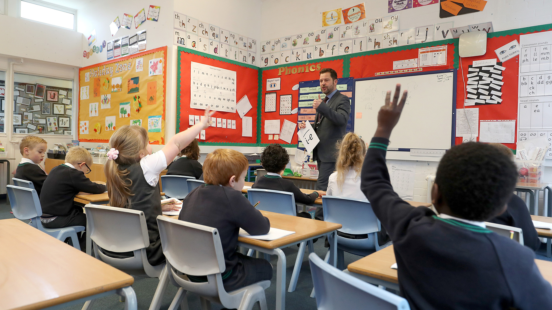 Schüler und Schülerinnen nehmen an einer Unterrichtsstunde an einer Schule in London teil. | picture alliance / empics