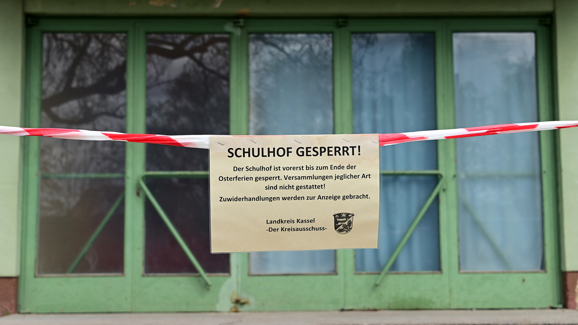Der Schulhof der Grundschule Sandershausen ist gesperrt | dpa