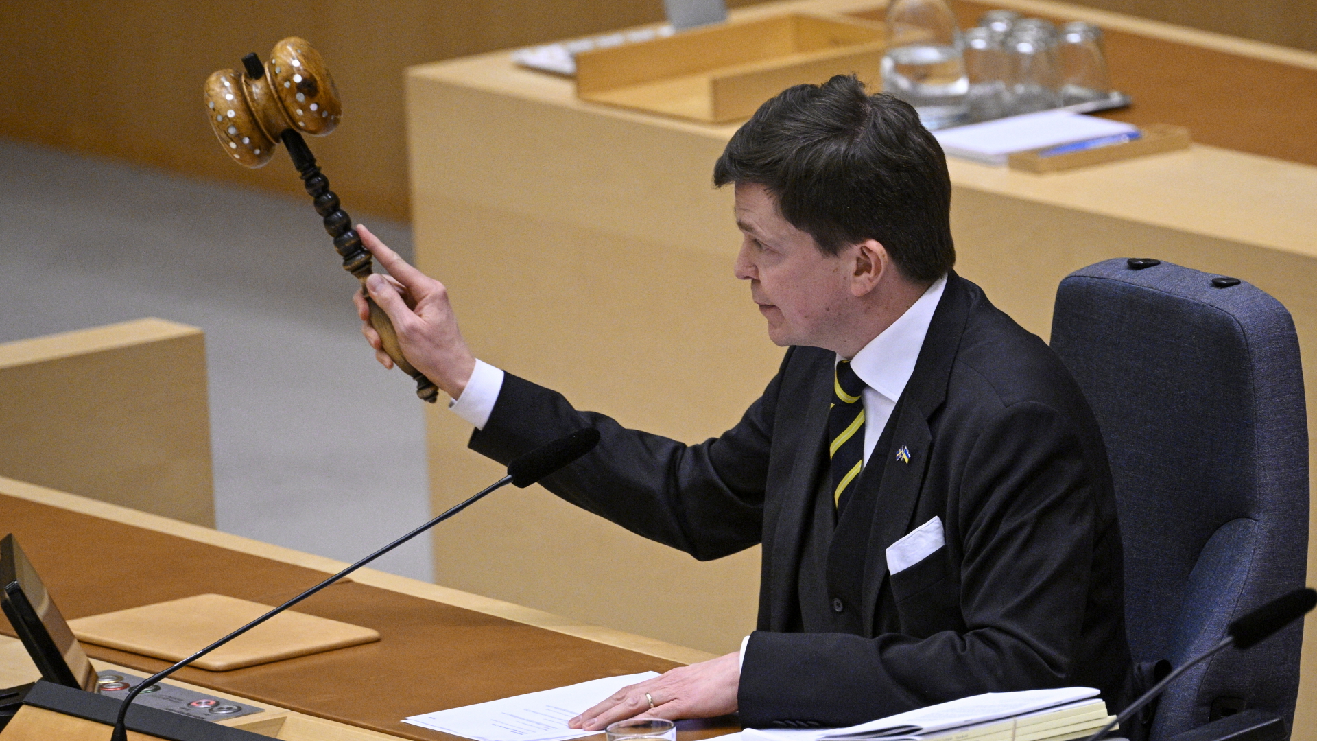 Der Sprecher des schwedischen Parlaments Anders Norlen nach der Abstimmung über die Mitgliedschaft Schwedens in der NATO in Stockholm | EPA