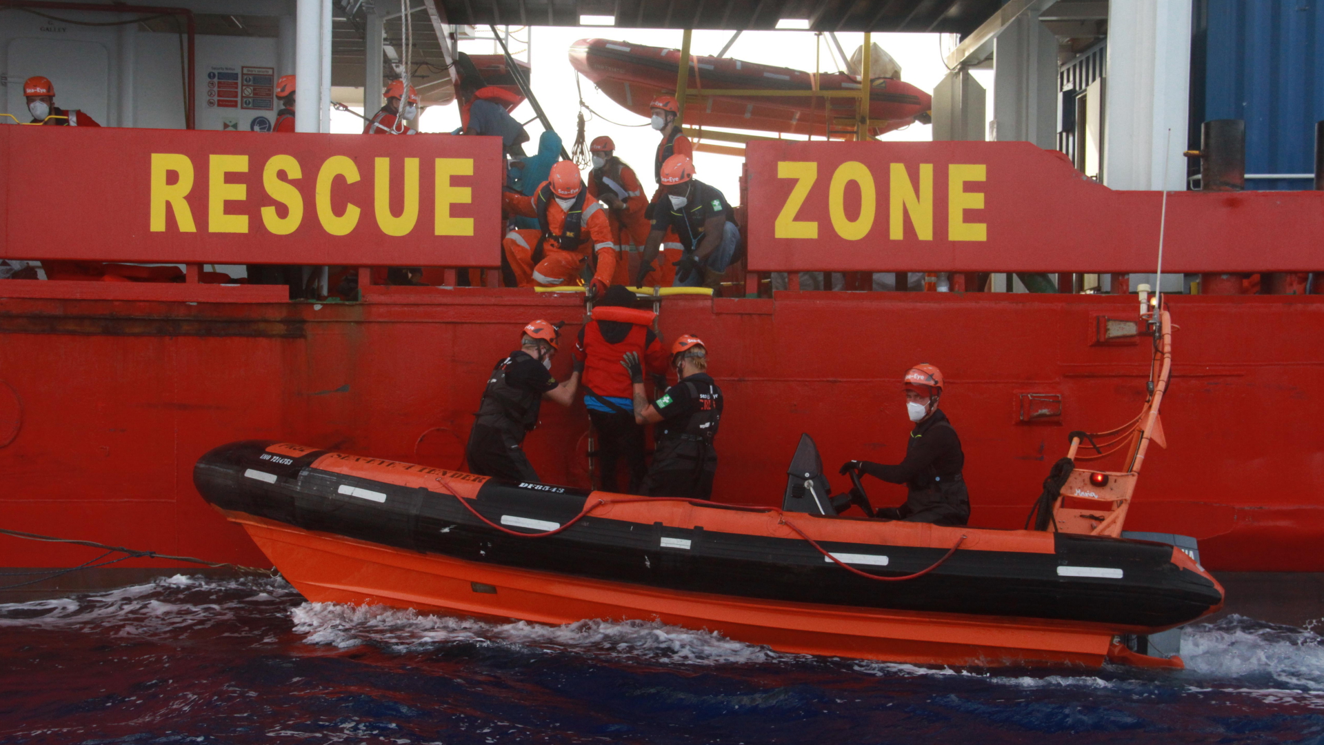 Rettungskräfte helfen Migranten an Bord der "Sea-Eye 4" (Archivbild). | dpa