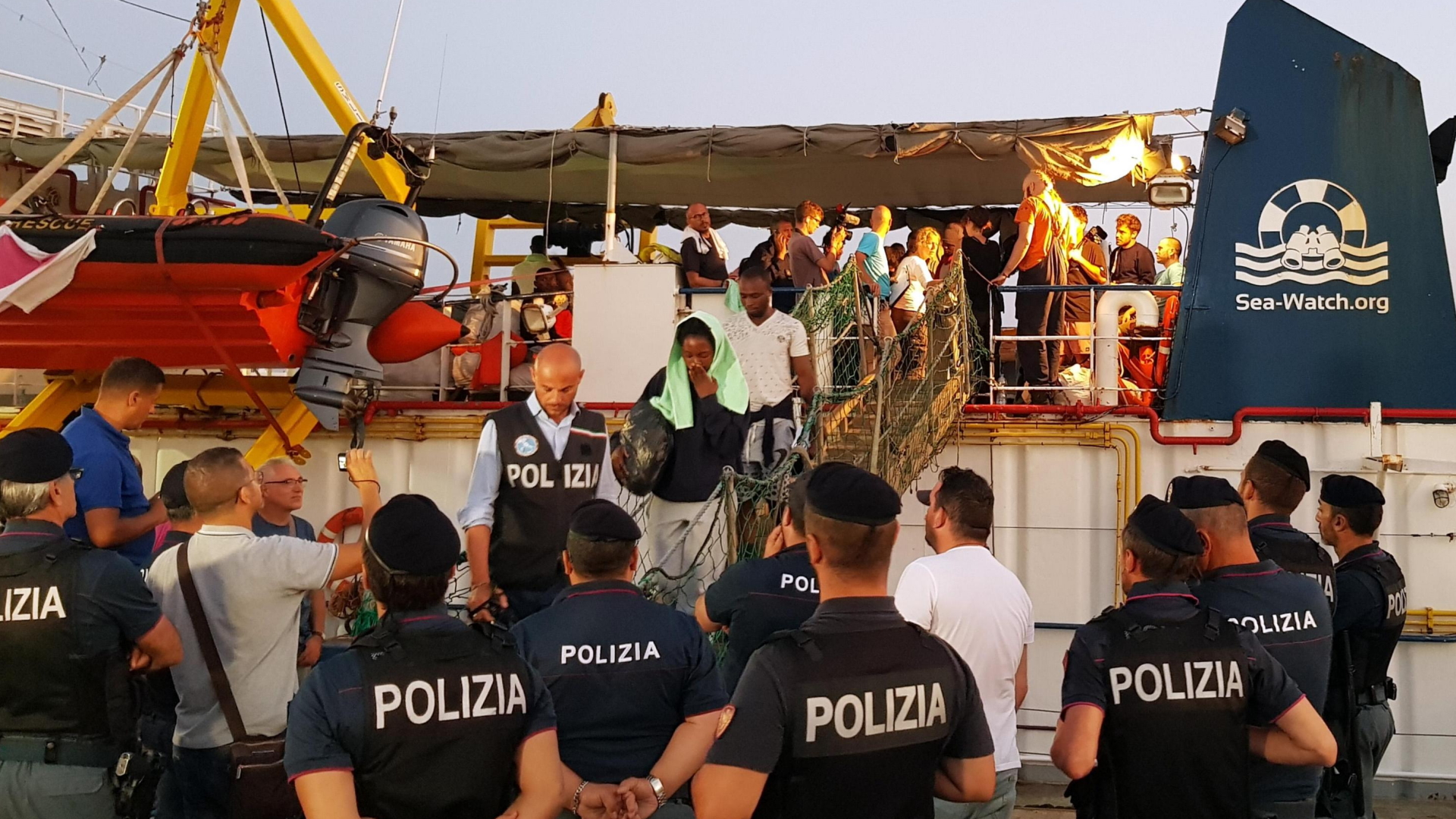 Flüchtlinge verlassen die "Sea-Watch 3"  | ELIO DESIDERIO/EPA-EFE/REX