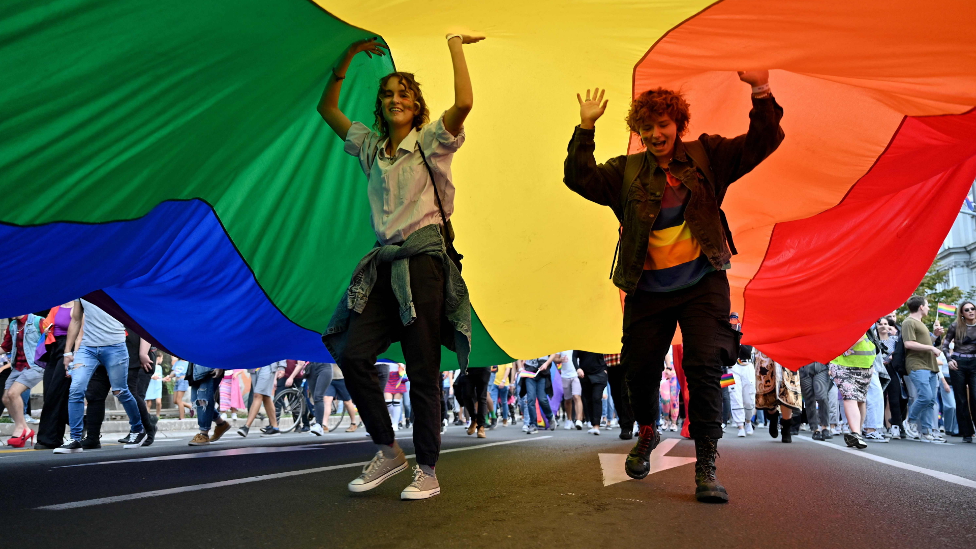 Zwei Teilnehmerinnen der Pride-Parade in Belgrad im Jahr 2021 (Archivbild) | AFP