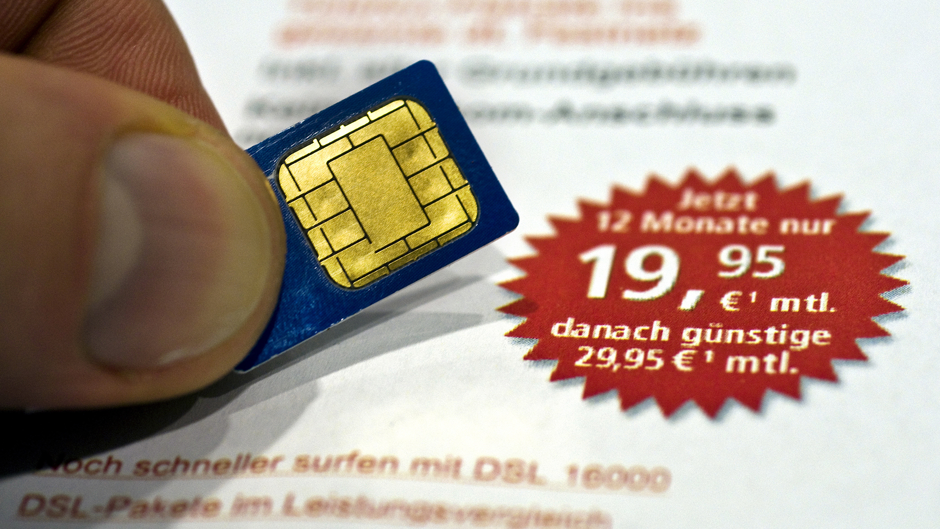 SIM-Karte vor Angebotsflyer | picture alliance / dpa Themendie
