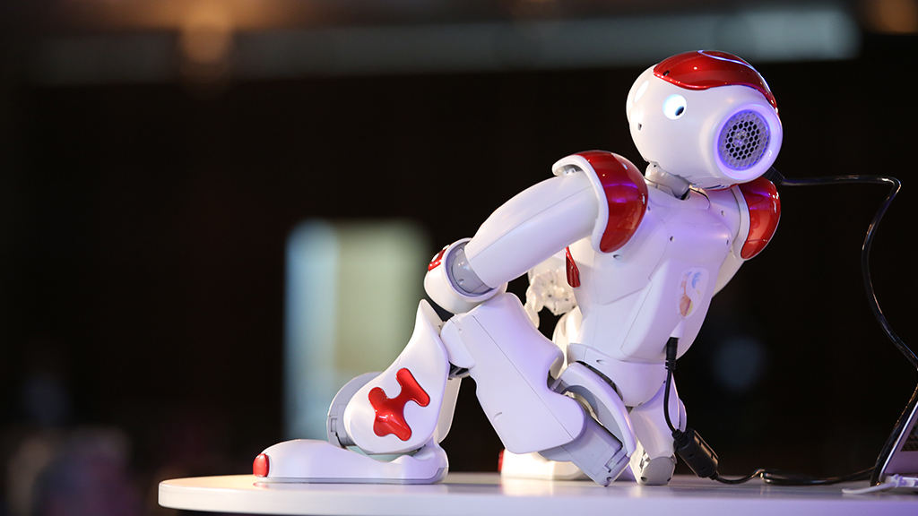 Auf dem SingularityU Germany Summit in Berlin wird ein Roboter vorgestellt