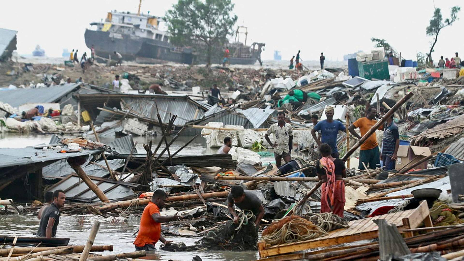 Nach dem Zyklon Sitrang suchen Bewohner in den Trümmern ihrer eingestürzten Hütten nach ihren Habseligkeiten. | AFP
