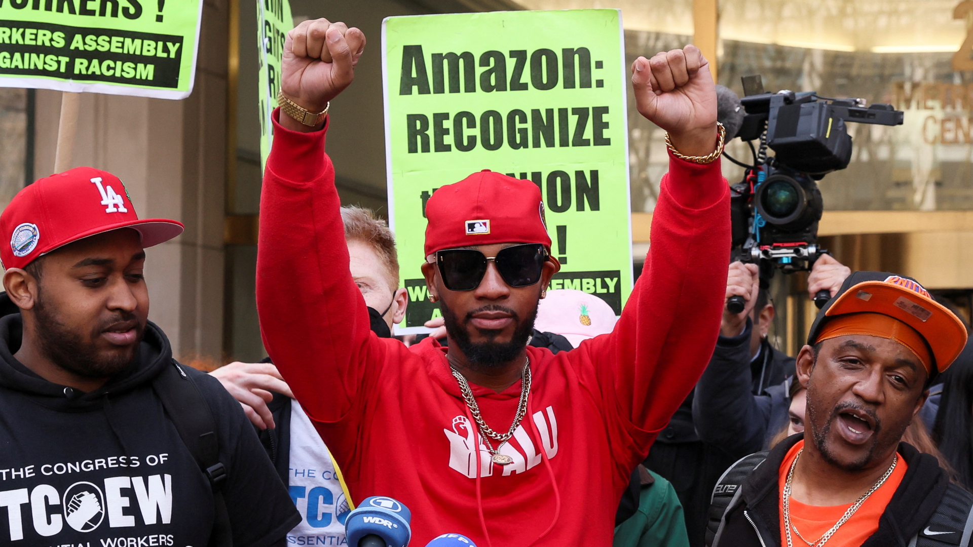 Christian Smalls feiert die Gründung der ersten Amazon-Gewerkschaft Amazon Labour Union (ALU) in New York, USA. | REUTERS