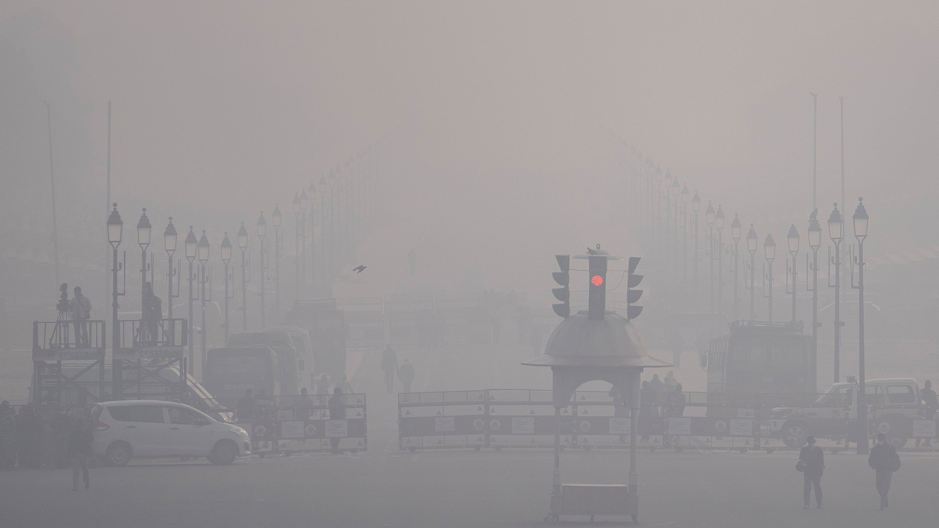 Smog und Nebel umhüllen den Rajpath in Neu-Delhi, Indien. | AP