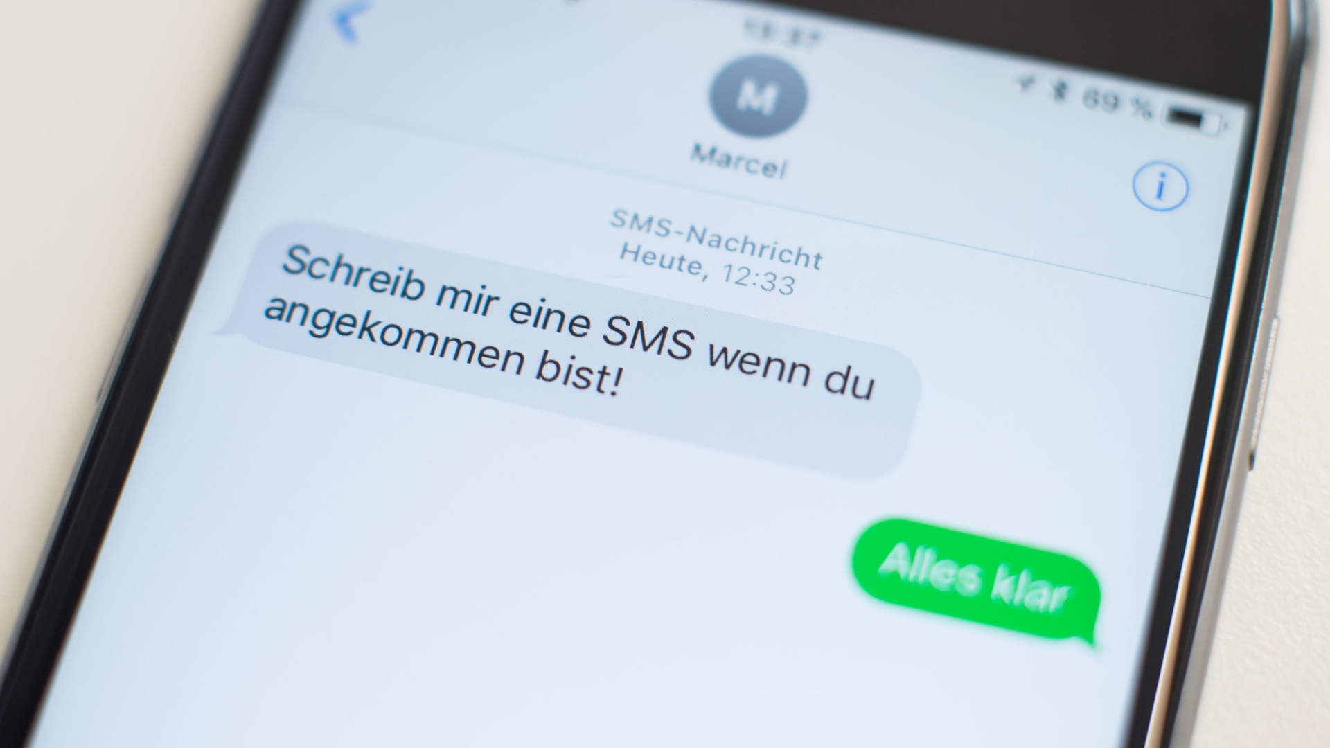 Eine SMS-Nachricht auf einem Mobiltelefon | dpa