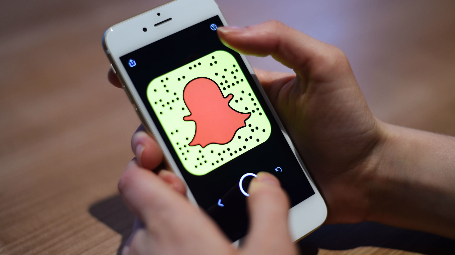 Mobiltelefon mit der Snapchat-App | picture alliance / empics