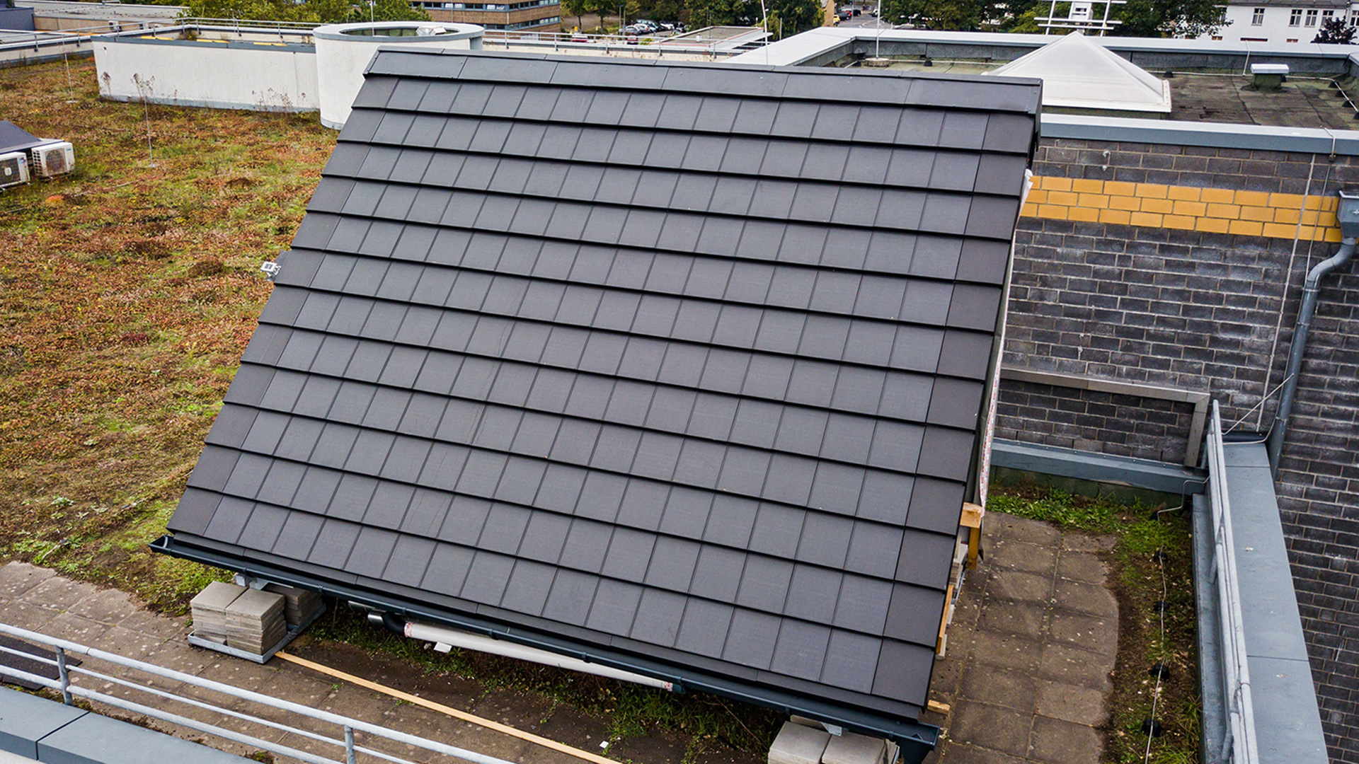 Solardachziegeln auf einem Testdach in Köln | paXos