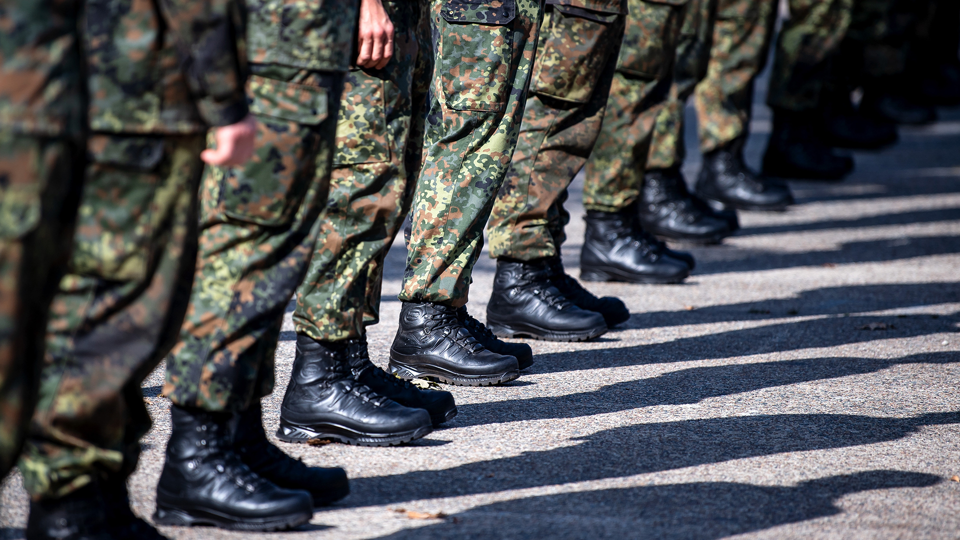 Soldaten der Bundeswehr stehen auf dem Appellplatz. (Archivbild) | dpa