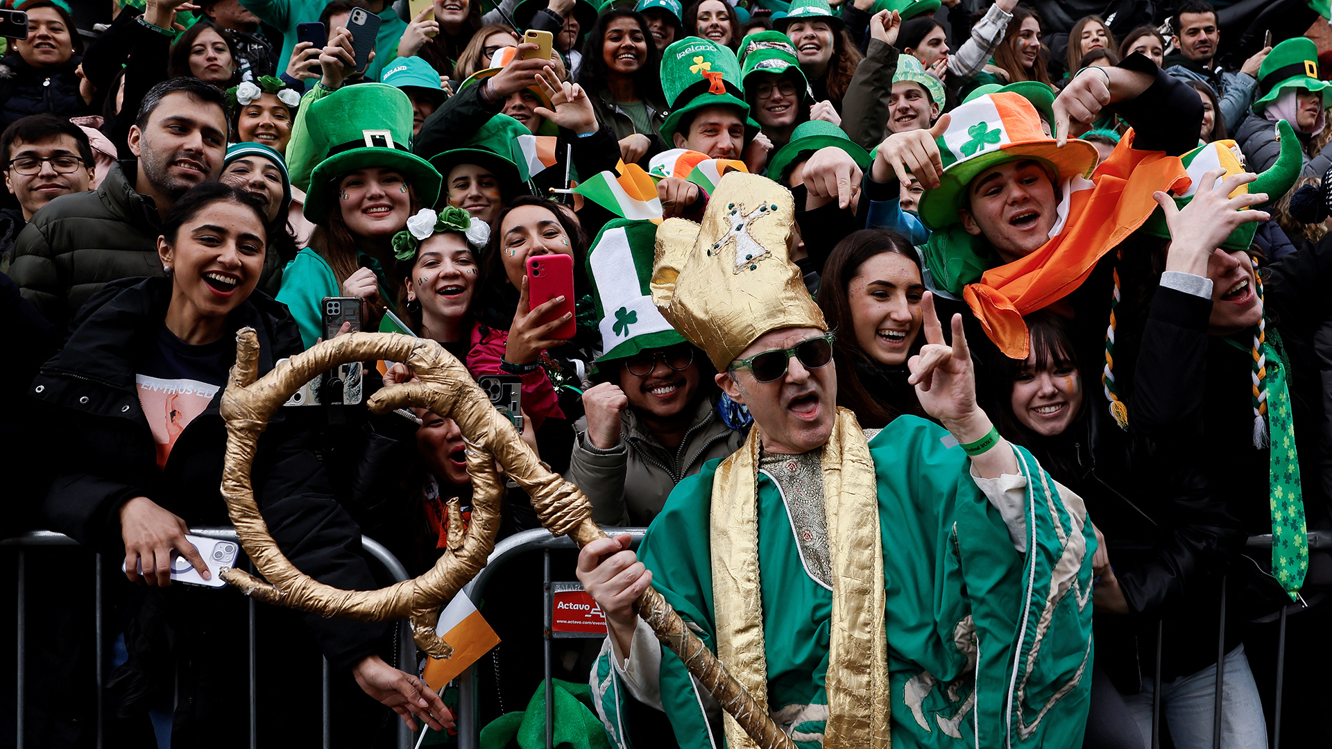 Menschen nehmen in Dublin an der alljährlichen "St. Patrick's Day"-Parade teil. | REUTERS