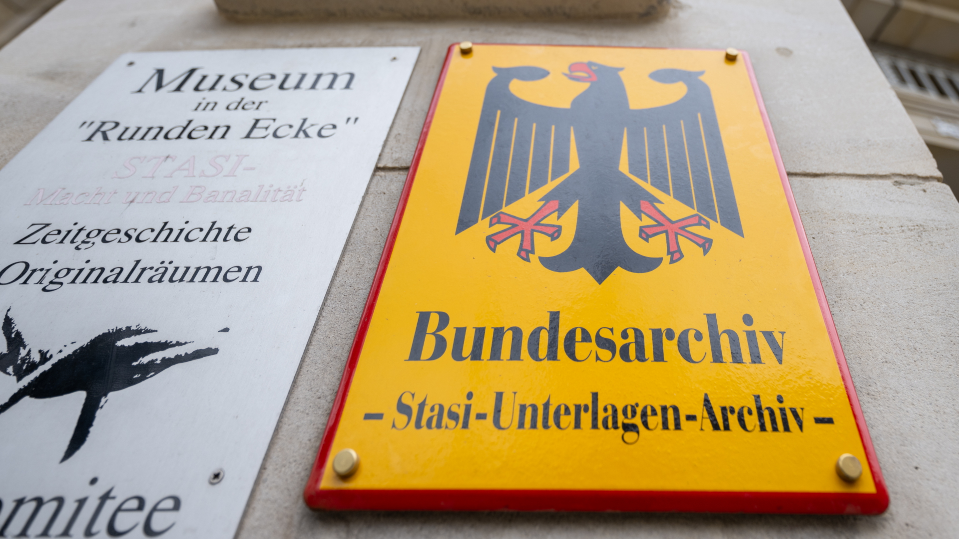 Eingangsschild zum Stasi-Unterlagen-Archiv | dpa