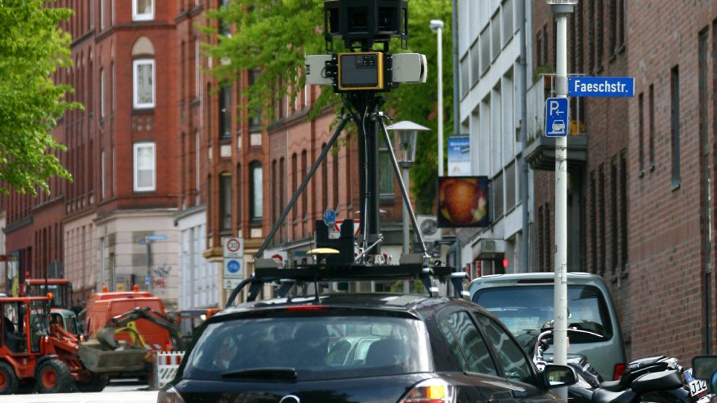 Google "Street View" Auto mit Kamera | dpa